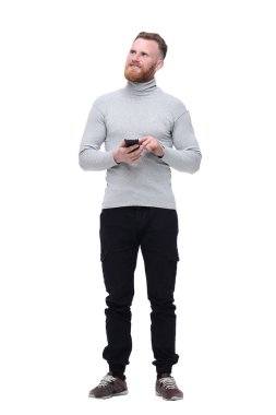 tam büyüme. genç adam akıllı telefonunda e-posta okuma