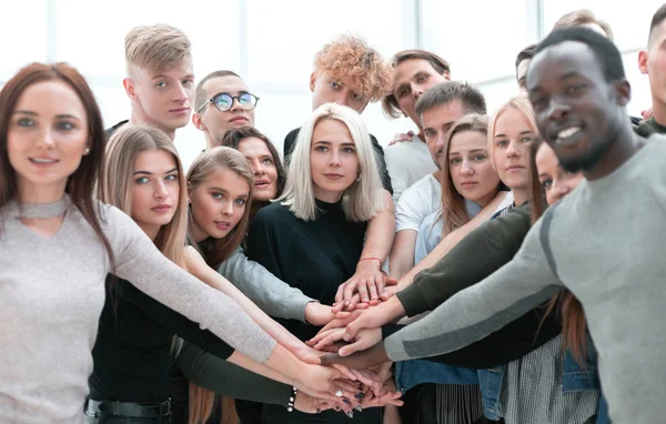 Διαφορετικοί νέοι που ενώνουν τα χέρια τους — Φωτογραφία Αρχείου