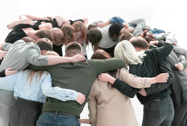 Grupo de jovens like-minded pessoas de pé em um círculo. — Fotografia de Stock