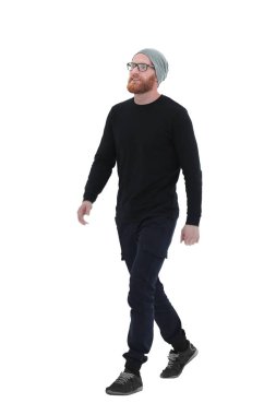 Yan görünüş. Ciddi sakallı adam öne çıkıyor.