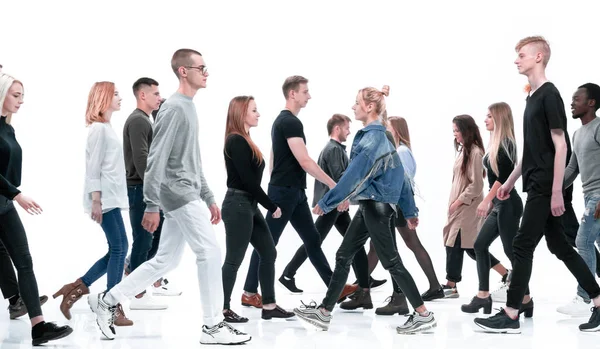 Ležérní mladí lidé kráčející různými směry — Stock fotografie