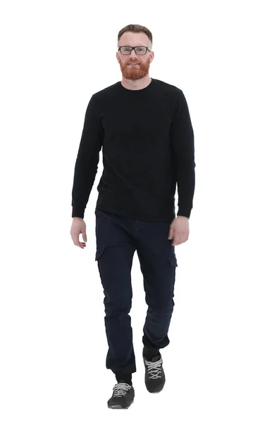 Bärtiger Mann in schwarzem Pullover, der nach vorne tritt. — Stockfoto