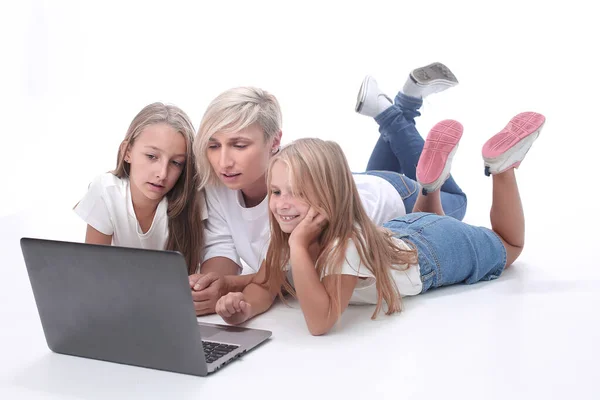Μαμά και κόρες βλέποντας το αγαπημένο τους βίντεο σε ένα φορητό υπολογιστή — Φωτογραφία Αρχείου
