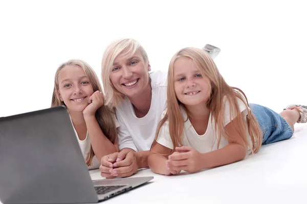 Fecha. mãe e filhas deitado na frente de um laptop aberto . — Fotografia de Stock