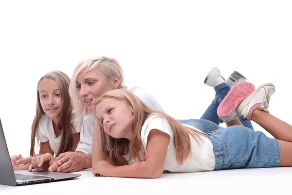 Fecha. mãe e filhas assistindo a um filme em um laptop — Fotografia de Stock