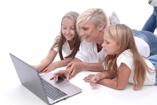 Fecha. mãe e filhas assistindo a um filme em um laptop — Fotografia de Stock