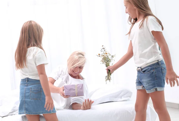 Fecha. duas meninas parabenizando sua mãe no feriado — Fotografia de Stock