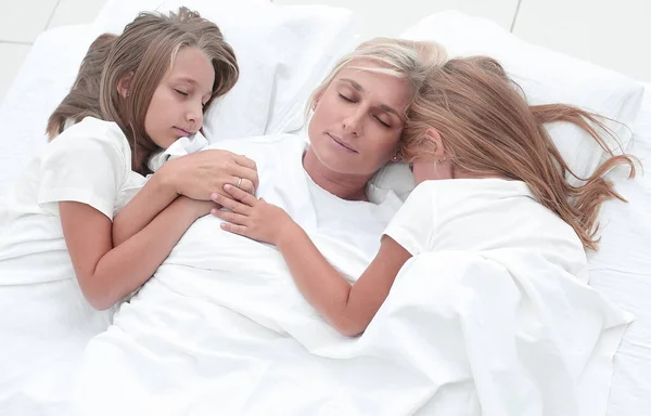 Kızları ile mutlu anne birlikte hızlı uykuda — Stok fotoğraf