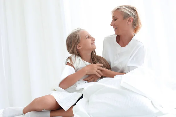 엄마 와 그녀의 작은 딸 앉아 에 이 침대 이른 아침에 — 스톡 사진