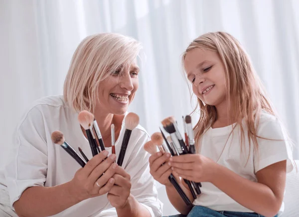 Mamá y su hija joven se están preparando para hacer mikej juntos . — Foto de Stock