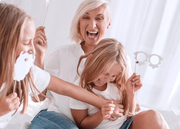 De cerca. dos hijas y madre se divierten juntas — Foto de Stock