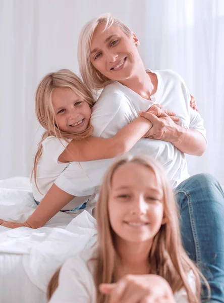Retrato de uma mãe com duas filhas pequenas — Fotografia de Stock
