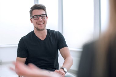 Dost canlısı röportajcı stüdyoda misafir ağırladı..