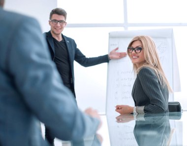 Proje Yöneticisi, iş ekibi için bir sunum düzenledi.