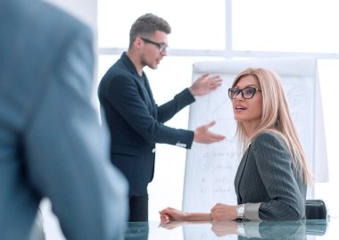 Proje Yöneticisi, iş ekibi için bir sunum düzenledi.