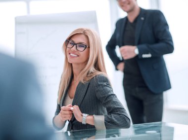 Kapat. İş ortağı ile iş görüşmesi yapan bir kadın..