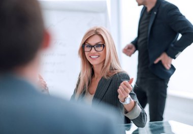 Kapat. İş ortağı ile iş görüşmesi yapan bir kadın..