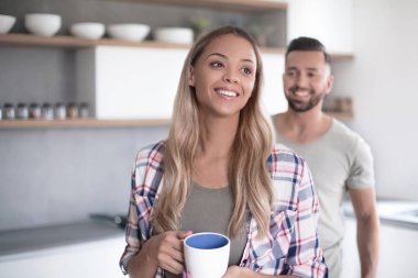 Kahveli mutlu genç bayan.