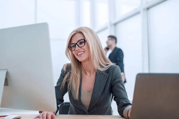 Mujer de negocios sonriente trabajando en una oficina moderna —  Fotos de Stock