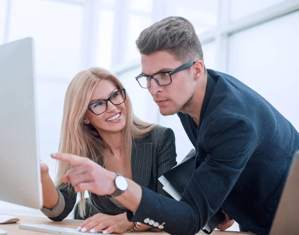 Jóvenes colegas que trabajan duro discutiendo los nuevos datos — Foto de Stock