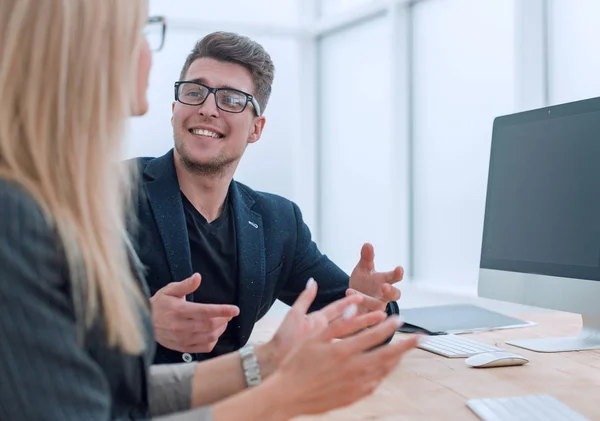 Deux collègues d'affaires discutant d'un projet de travail sur le bureau — Photo