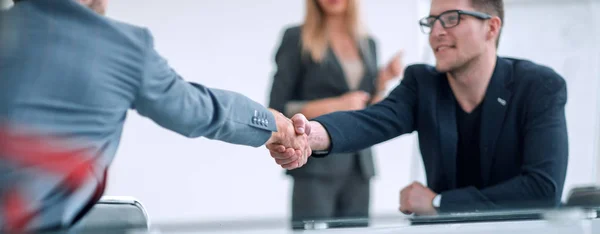 Fecha. homem de negócios apertando as mãos com seu parceiro de negócios. — Fotografia de Stock
