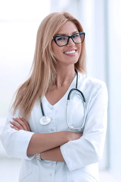 De cerca. mujer sonriente médico con estetoscopio  . —  Fotos de Stock