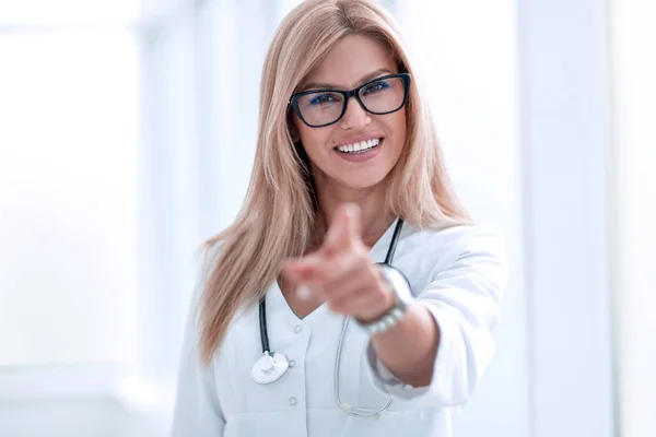 Zelfverzekerde vrouwelijke arts diagnosticeert wijzend naar u. — Stockfoto