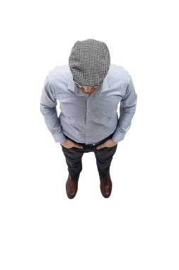 üst görünüm. damalı şapkalı genç bir adam