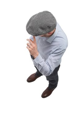 üst görünüm. damalı şapkalı genç bir adam