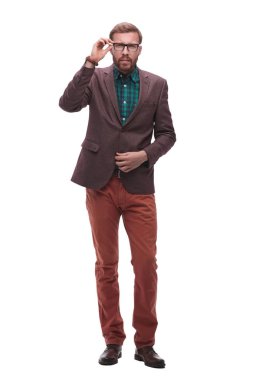 Şaşırmış bir adam gözlüklerinden dikkatlice bakıyor. beyaz üzerine izole