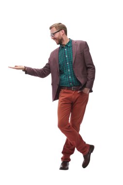 şık genç adam elinde sanal bir nesne tutar. beyaz izole