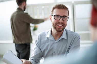 onun Masasında oturan dostu iş adamı