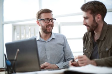 yakın kapatın. işyerinde çevrimiçi bilgileri tartışan iş arkadaşları