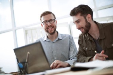 yakın kapatın. işyerinde çevrimiçi bilgileri tartışan iş arkadaşları