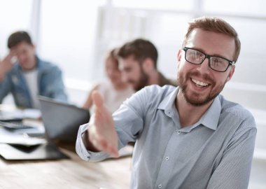 el sıkışmak için elini uzatırken bir işadamının arka plan görüntüsü