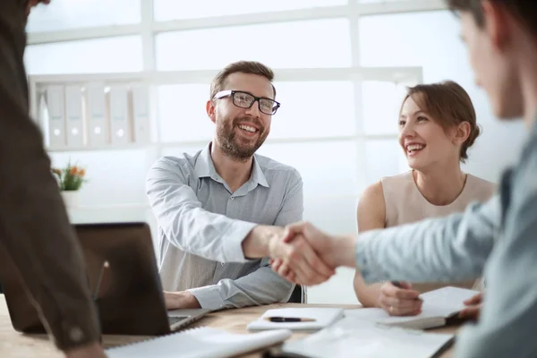 Zakenman schudden handen met zijn collega — Stockfoto