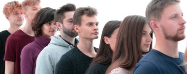 Bir grup mutlu genç tıp uzmanları başarılarını sergiliyorlar.