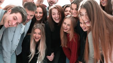 Bir grup stajyer doktor ayakta alkışlıyorlar. başarı kavramı