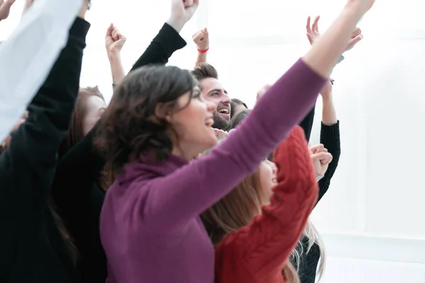 Framgångsrik grupp unga läkare står i sjukhusets lobby — Stockfoto