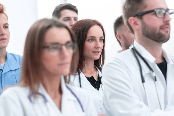 Stor grupp läkare stödde deras framgång med applåder — Stockfoto