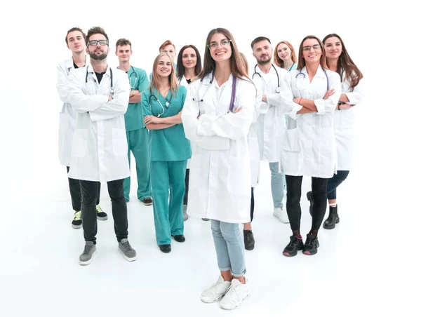 Giovane medico sorridente in piedi davanti a un gruppo di operatori sanitari — Foto Stock