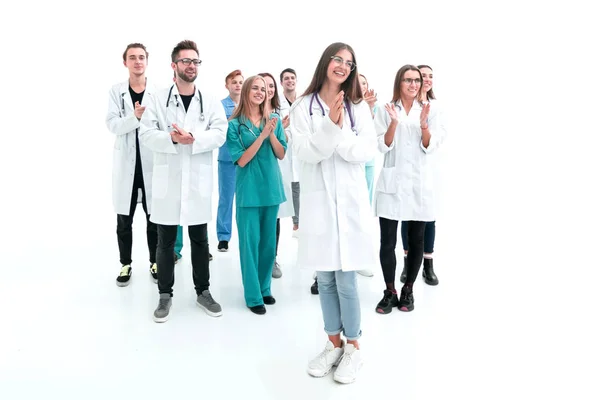 Doktorka stojí před svými tleskajícími kolegyněmi — Stock fotografie