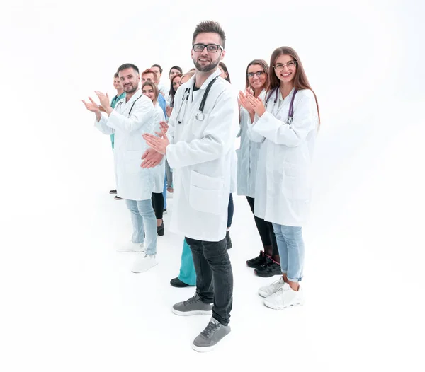 Sebevědomá hlava stojí před mladými lékařskými kolegy — Stock fotografie