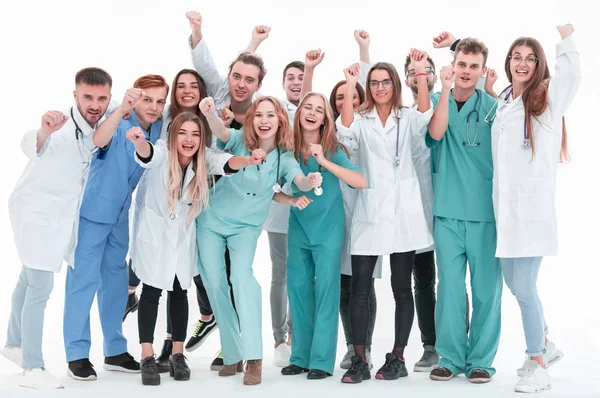 Gruppo di giovani professionisti medici felici che mostrano il loro successo — Foto Stock