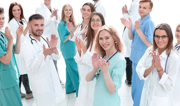 Duża grupa lekarzy gratuluje sobie nawzajem oklaskami — Zdjęcie stockowe