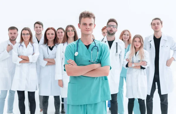 Młody lekarz stojący przed grupą stażystów — Zdjęcie stockowe
