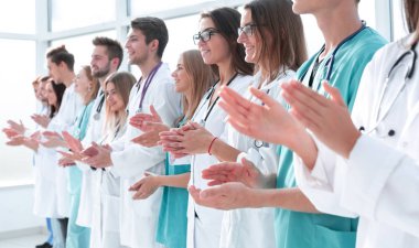 Üst Manzara. Bir grup gülümseyen doktor seni işaret ediyor..