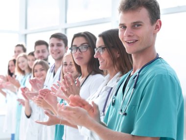 Üst Manzara. Bir grup gülümseyen doktor seni işaret ediyor..