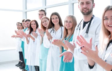 Üst Manzara. Bir grup gülümseyen doktor seni işaret ediyor..